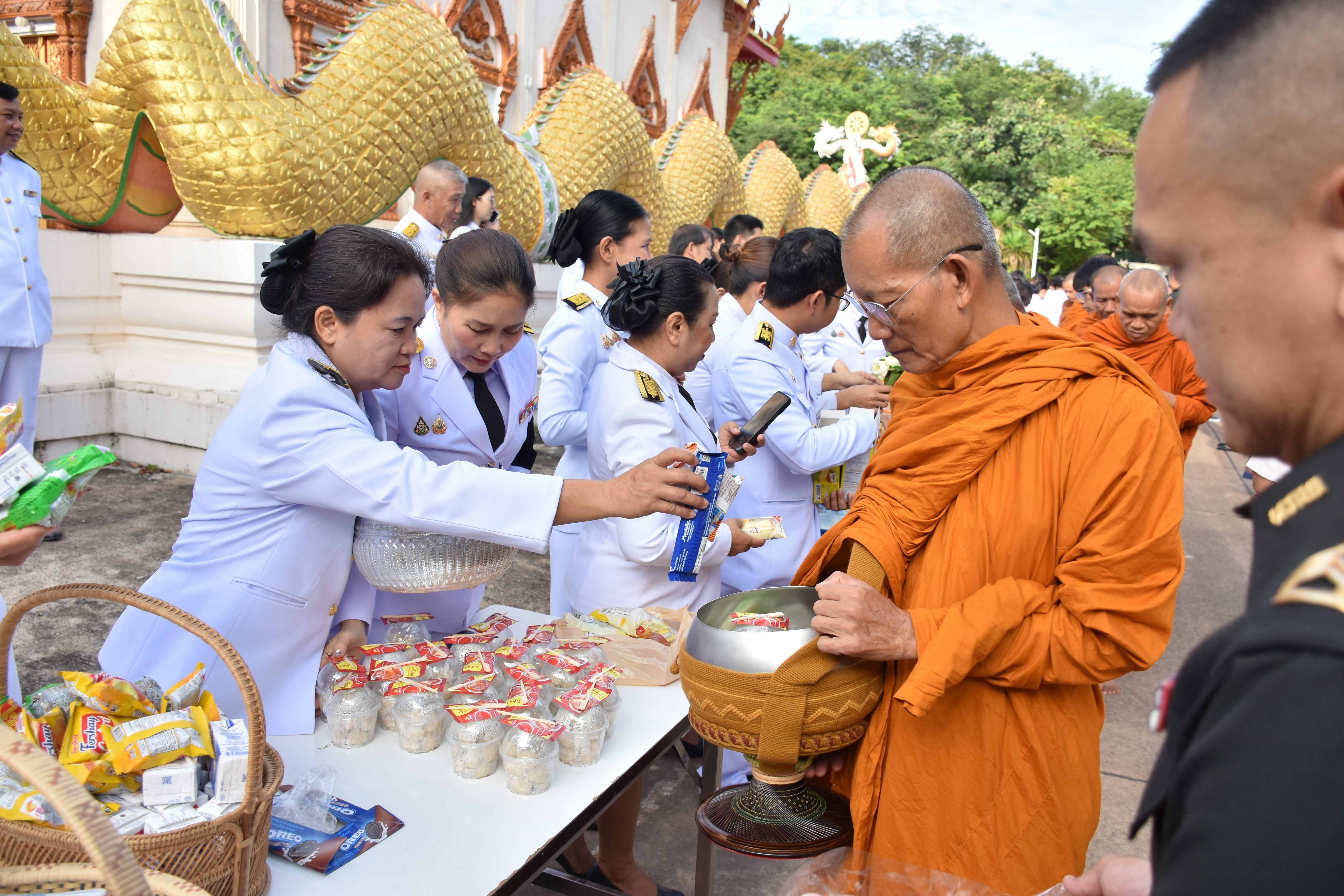 title - ทำบุญตักบาตรถวายพระราชกุศล เนื่องในวันคล้ายวันพระราชสมภพภพสมเด็จพระนางเจ้าสิริกิติ์ พระบรมราชินีนาถ พระบรมราชชนนีพ้นปีหลวง และวันแม่แห่งชาติ 